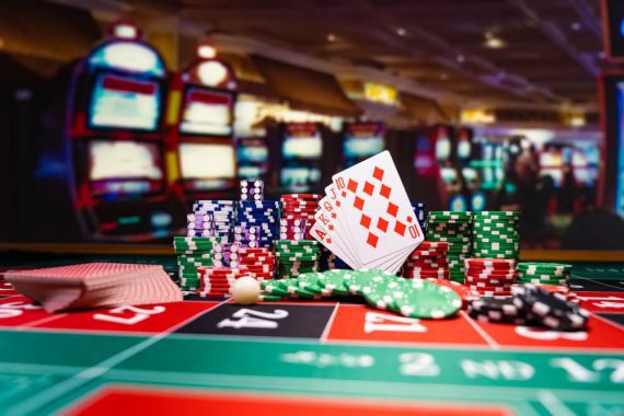 Tapis ou plateau : lequel choisir pour une partie de poker ?