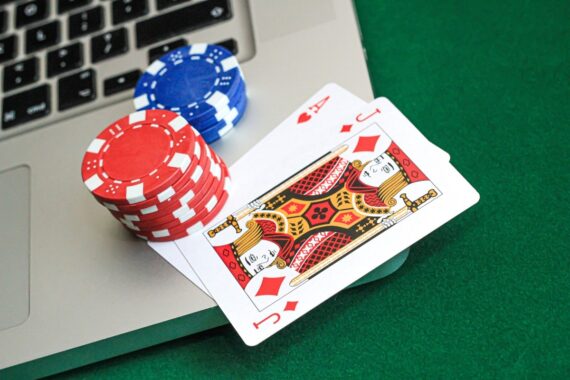 De la théorie à la pratique : améliorer votre jeu de poker